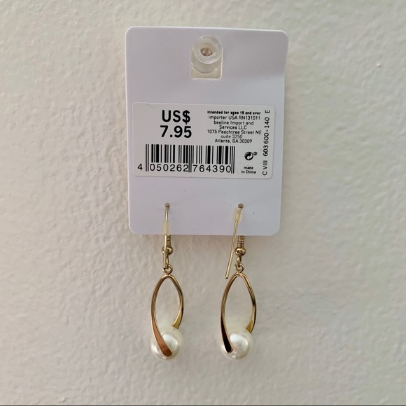 🎀 Pearl Dangle Earrings - Picture 4 of 4